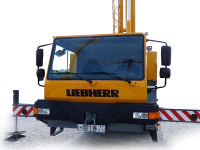 Лобовое стекло LIEBHERR LTM 1030 на технике 