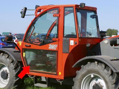 Стекло двери, нижнее JLG 3508PS, 3509PS на технике 