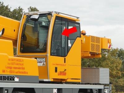 Стекло двери кабины крановщика LIEBHERR LTM 1100/2 на технике 