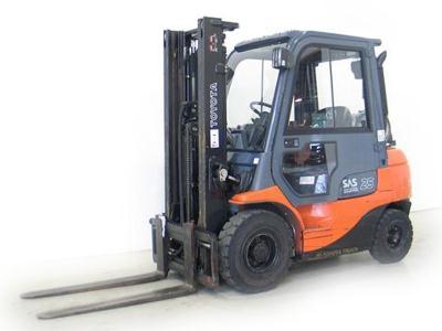 лобовое стекло TOYOTA 42 F15 на технике лобовое стекло TOYOTA 42 F15 на технике
