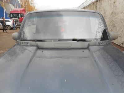 лобовое стекло SSANGYONG KORANDO внедорожник (1995 г.в.) на технике лобовое стекло SSANGYONG KORANDO внедорожник (1995 г.в.) на технике