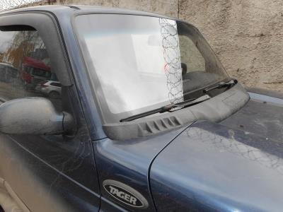 лобовое стекло SSANGYONG KORANDO внедорожник (1995 г.в.) на технике лобовое стекло SSANGYONG KORANDO внедорожник (1995 г.в.) на технике