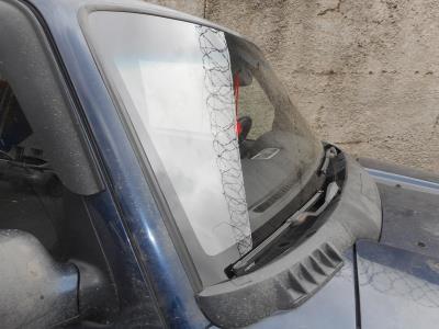 лобовое стекло SSANGYONG KORANDO внедорожник (1995 г.в.) на технике лобовое стекло SSANGYONG KORANDO внедорожник (1995 г.в.) на технике