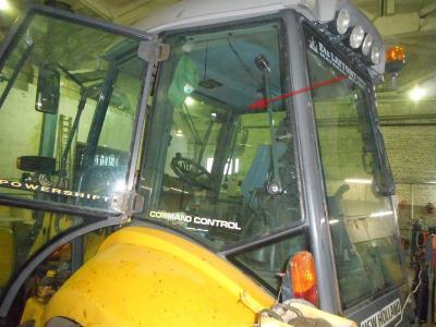 Стекло открывное заднее (левое/правое) NEW HOLLAND LB 115 (2004-нв г.в.) на технике Стекло открывное заднее (левое/правое) NEW HOLLAND LB 115 (2004-нв г.в.) на технике