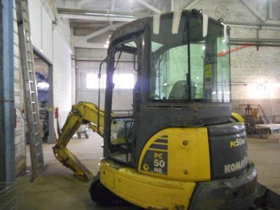 Заднее центральное стекло KOMATSU PC 50 MR на технике 