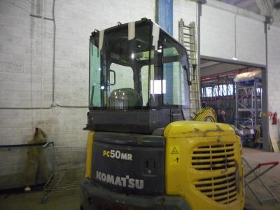 Заднее центральное стекло KOMATSU PC 50 MR на технике 