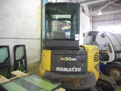 Заднее центральное стекло KOMATSU PC 50 MR на технике 