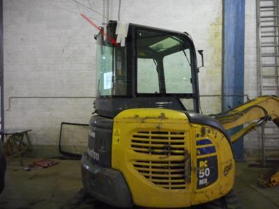 Заднее правое стекло KOMATSU PC 50 MR на технике 