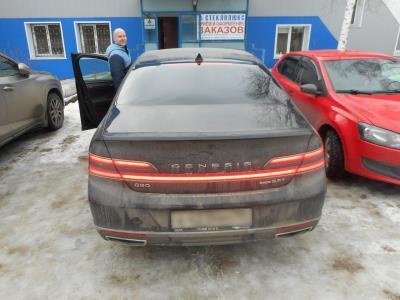 Заднее стекло GENESIS G 90 седан (2019 г.в.) на технике Заднее стекло GENESIS G 90 седан (2019 г.в.) на технике