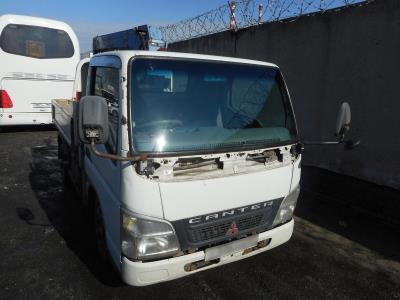 лобовое стекло MITSUBISHI CANTER (2003 г.в.) на технике 