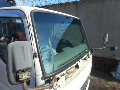 лобовое стекло MITSUBISHI CANTER (2003 г.в.) на технике лобовое стекло MITSUBISHI CANTER (2003 г.в.) на технике