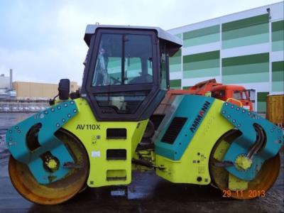 Стекло двери открывное правое/леовое AMMANN AV110X каток общий вид Стекло двери открывное правое/леовое AMMANN AV110X каток общий вид