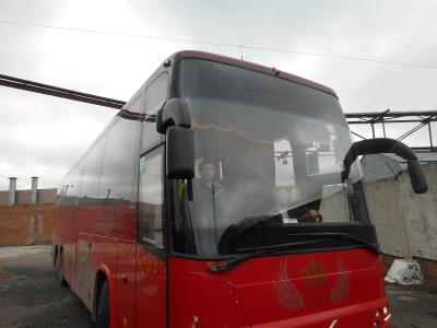 лобовое стекло VOLVO B 12 (1980 г.в.) на технике лобовое стекло VOLVO B 12 (1980 г.в.) на технике