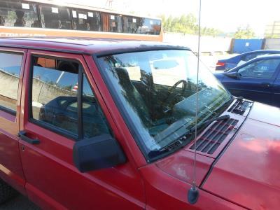 лобовое стекло JEEP CHEROKEE внедорожник (1984-2001 г.в.) на технике лобовое стекло JEEP CHEROKEE внедорожник (1984-2001 г.в.) на технике