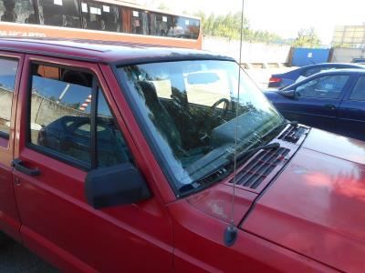 лобовое стекло JEEP CHEROKEE внедорожник (1984-2001 г.в.) на технике лобовое стекло JEEP CHEROKEE внедорожник (1984-2001 г.в.) на технике