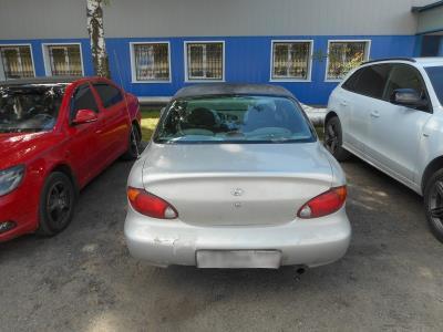 Заднее стекло HYUNDAI ELANTRA GLS седан (2000 г.в.) на технике Заднее стекло HYUNDAI ELANTRA GLS седан (2000 г.в.) на технике