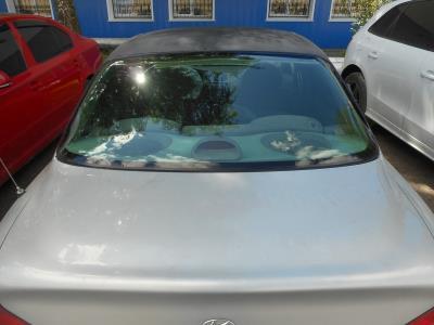 Заднее стекло HYUNDAI ELANTRA GLS седан (2000 г.в.) на технике Заднее стекло HYUNDAI ELANTRA GLS седан (2000 г.в.) на технике