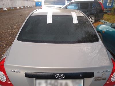 заднее стекло HYUNDAI ELANTRA XD (2000-2010 г.в.) на технике заднее стекло HYUNDAI ELANTRA XD (2000-2010 г.в.) на технике