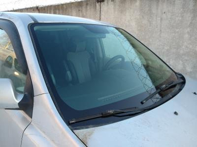 Лобовое стекло KIA CARNIVAL (2007-2014 г.в.) на технике Лобовое стекло KIA CARNIVAL (2007-2014 г.в.) на технике
