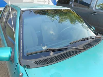 лобовое стекло HYUNDAI PONY (1990-1995 г.в.) на технике лобовое стекло HYUNDAI PONY (1990-1995 г.в.) на технике