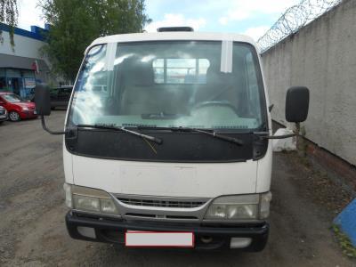 лобовое стекло NISSAN ATLAS (2001 г.в.) на технике лобовое стекло NISSAN ATLAS (2001 г.в.) на технике