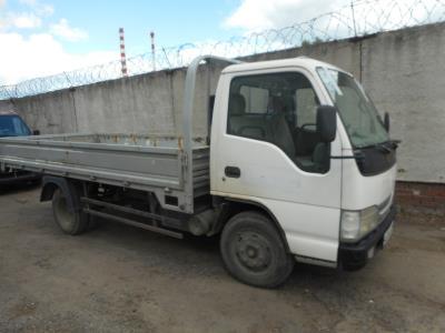 лобовое стекло NISSAN ATLAS (2001 г.в.) на технике лобовое стекло NISSAN ATLAS (2001 г.в.) на технике