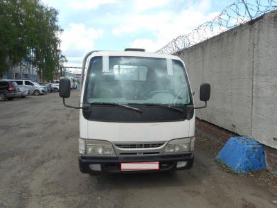 лобовое стекло NISSAN ATLAS (2001 г.в.) на технике лобовое стекло NISSAN ATLAS (2001 г.в.) на технике