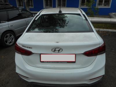 Заднее стекло HYUNDAI SOLARIS седан (2017-нв г.в.) на технике Заднее стекло HYUNDAI SOLARIS седан (2017-нв г.в.) на технике