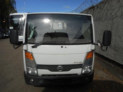 Лобовое стекло NISSAN ATLAS (2009 гв г.в.) на технике Лобовое стекло NISSAN ATLAS (2009 гв г.в.) на технике