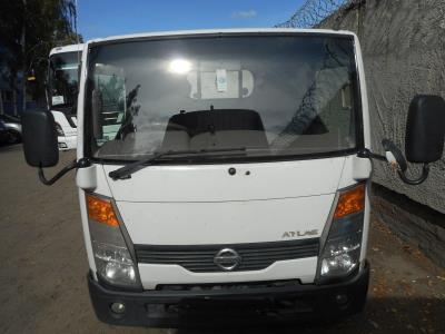 Лобовое стекло NISSAN ATLAS (2009 гв г.в.) на технике Лобовое стекло NISSAN ATLAS (2009 гв г.в.) на технике