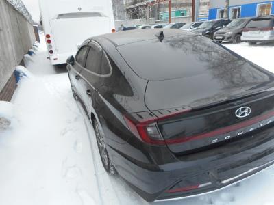 Заднее стекло HYUNDAI SONATA VIII седан (2020 г.в.) на технике Заднее стекло HYUNDAI SONATA VIII седан (2020 г.в.) на технике
