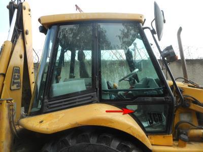 Стекло двери нижнее (левое/правое) JCB 3CX (1991-2001 г. вып.) на технике 