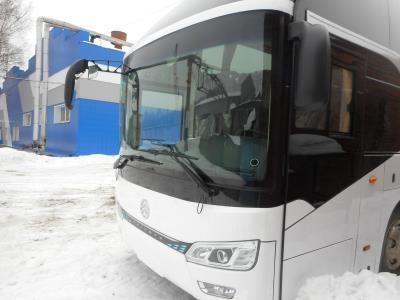 Лобовое нижнее стекло GOLDEN DRAGON XML 6126JR (2023 г.в.) на технике Лобовое нижнее стекло GOLDEN DRAGON XML 6126JR (2023 г.в.) на технике