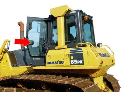 Стекло двери (правое, левое) KOMATSU D85EX, PX на технике 