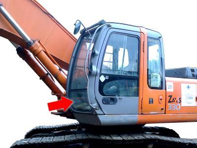 Нижнее лобовое стекло HITACHI ZX250, ZX280 на технике 