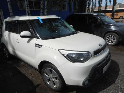 лобовое стекло KIA SOUL (2016 г.в.) на технике лобовое стекло KIA SOUL (2016 г.в.) на технике
