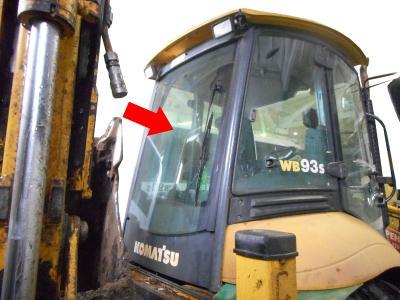 Заднее стекло кабины KOMATSU WB 93R-5 на технике 