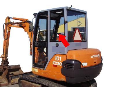 Левое боковое стекло кабины HITACHI EX30 на технике Левое боковое стекло кабины HITACHI EX30 на технике