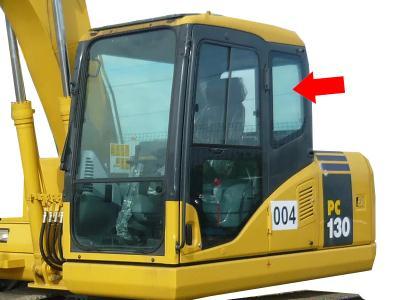 Левое боковое стекло кабины KOMATSU PC200-7, PC220-7, PC270-7 на технике Левое боковое стекло кабины KOMATSU PC200-7, PC220-7, PC270-7 на технике