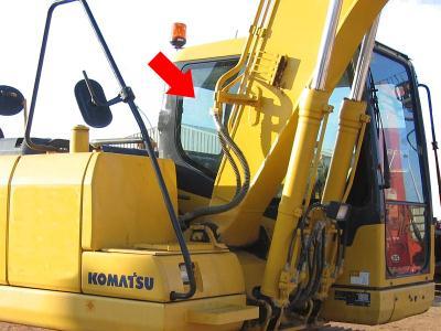 Правое боковое стекло кабины KOMATSU PC300-7, PC350-7 на технике 