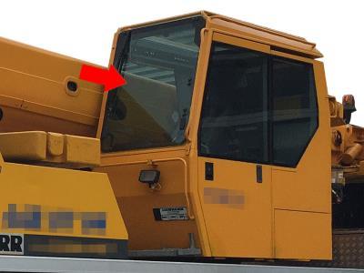 Переднее стекло кабины крановщика LIEBHERR LTM 1030 на технике Переднее стекло кабины крановщика LIEBHERR LTM 1030 на технике