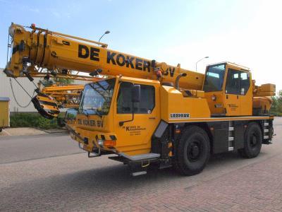 Переднее стекло кабины крановщика LIEBHERR LTM 1050  общий вид крана